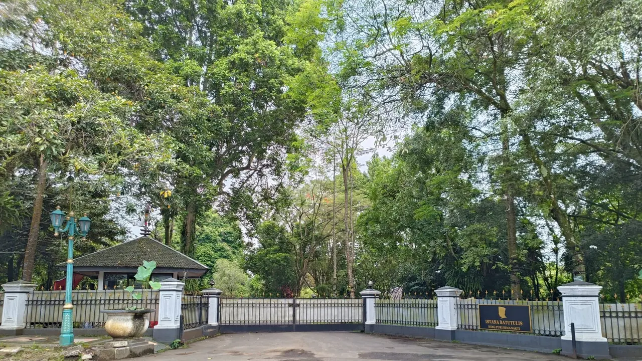 guntur-soekarno-bongkar-mitos-batu-tulis-bukan-istana-tapi-rumah-pribadi-bung-karno