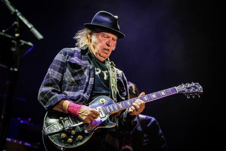 Beberapa Penyanyi Yang Hadir di Glastonbury Neil Young & Tur Dunia